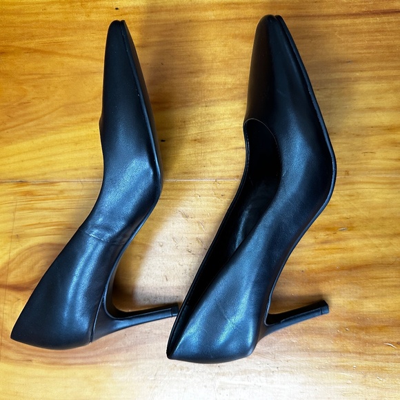 Calvin Klein Classic Mid-heel Pump - Picture 5 of 5